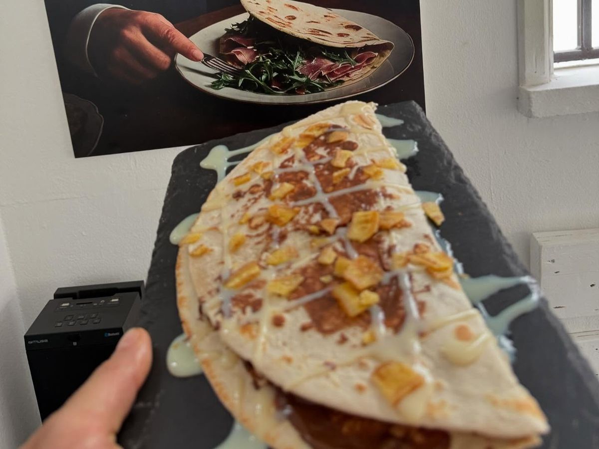 Piadina dulce de Nutella con plátano, servida en pizarra